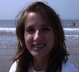 Portretfoto Sanne Gresnigt; aan zee augustus 2006