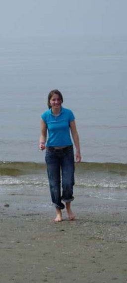 Foto Sanne Gresnigt lopend op het strand vanuit zee